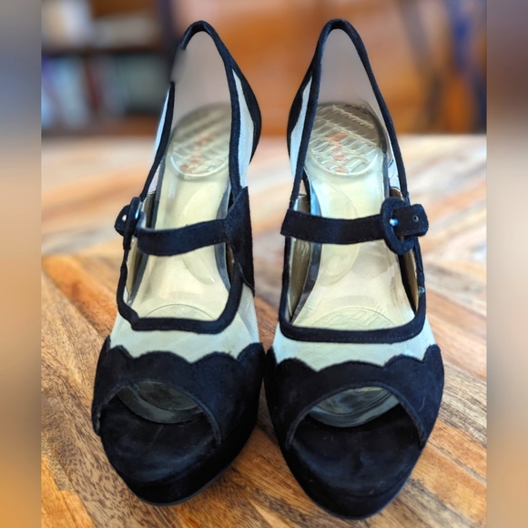 Levity suede and mesh Maryjane pumps size 6 worn once to a wedding very comfy - Picture 2 of 4